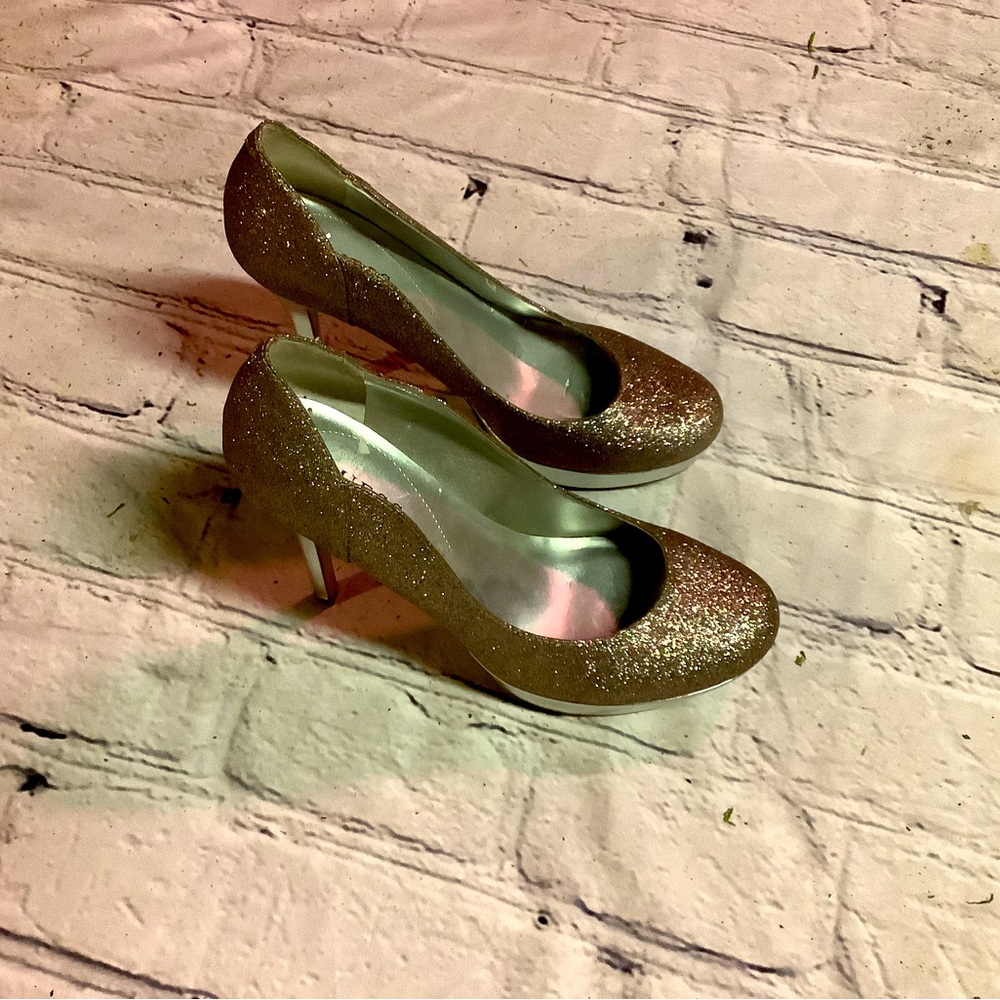 GUESS HIGH HEELS. SIZE 9